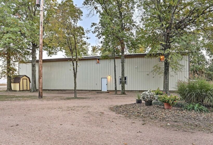 Spacious Kansas Retreat: On Site Disc Golf!