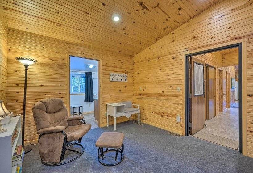 Spacious Kansas Retreat: On Site Disc Golf!