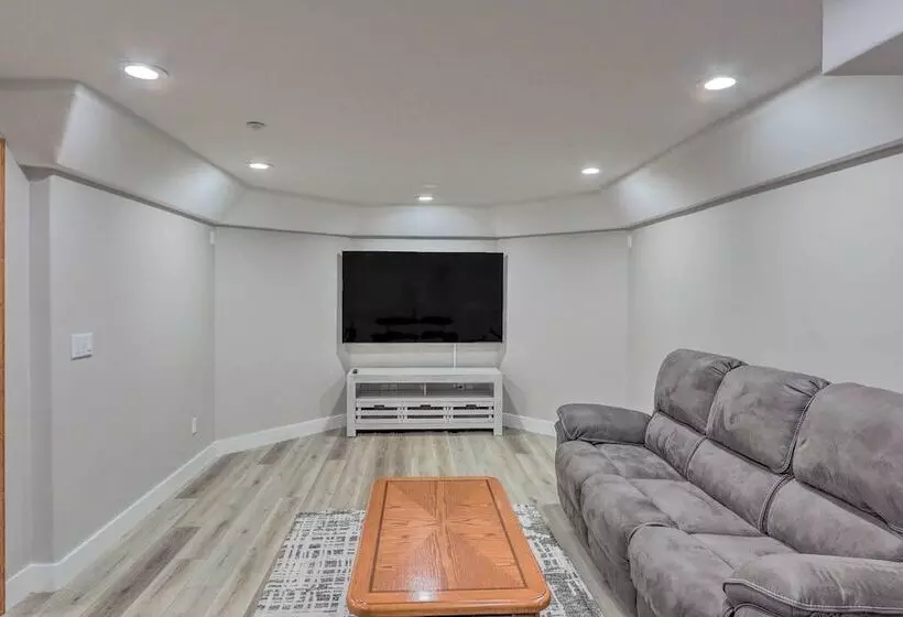 Spacious Kent Home: Great For Large Families!