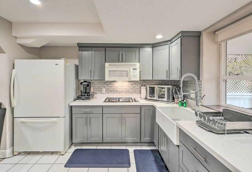 Spacious Kent Home: Great For Large Families!