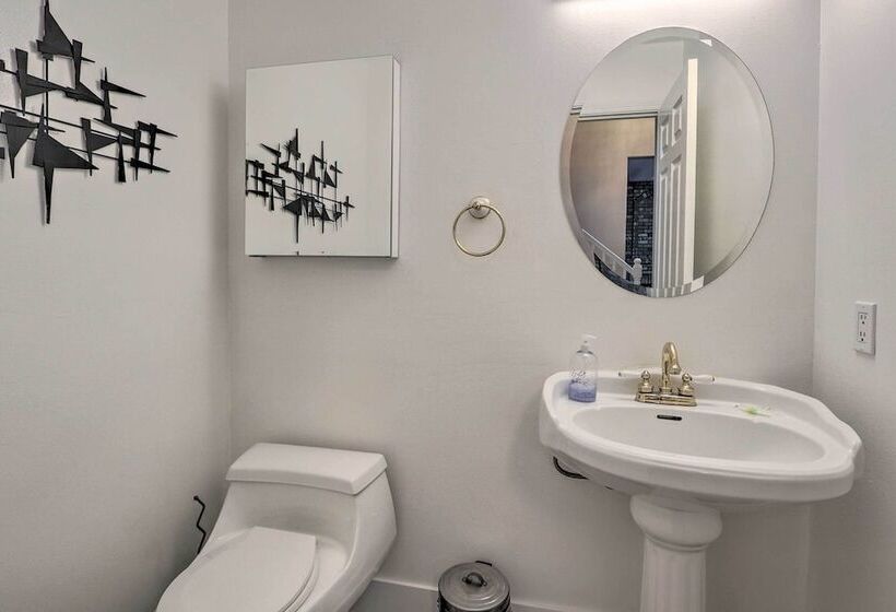 Spacious Kent Home: Great For Large Families!