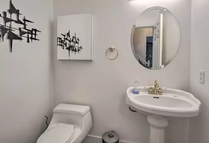 Spacious Kent Home: Great For Large Families!