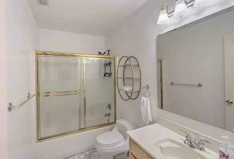 Spacious Kent Home: Great For Large Families!