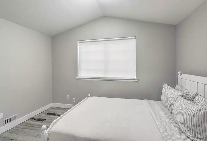 Spacious Kent Home: Great For Large Families!