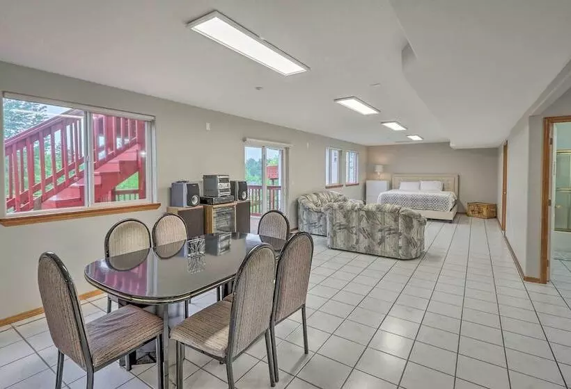 Spacious Kent Home: Great For Large Families!