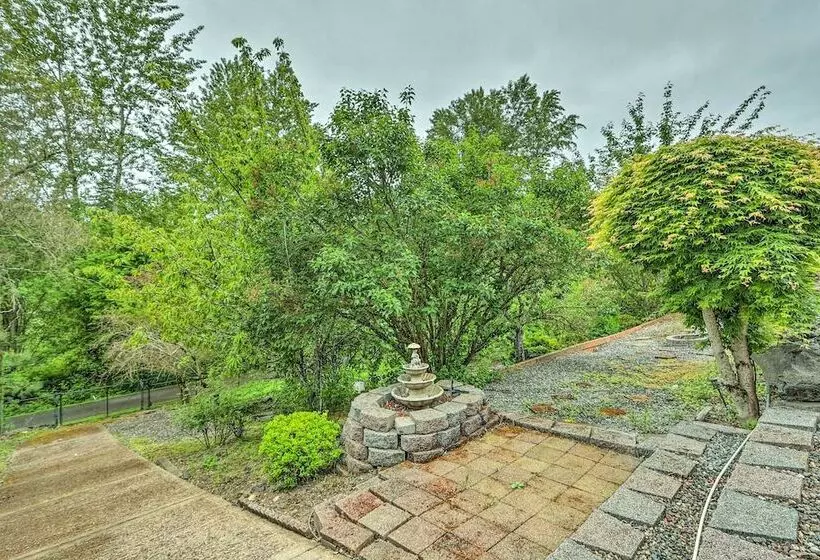 Spacious Kent Home: Great For Large Families!