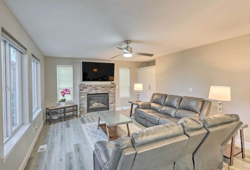 Spacious Kent Home: Great For Large Families!