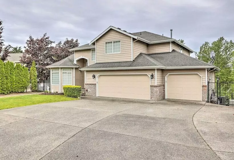 Spacious Kent Home: Great For Large Families!