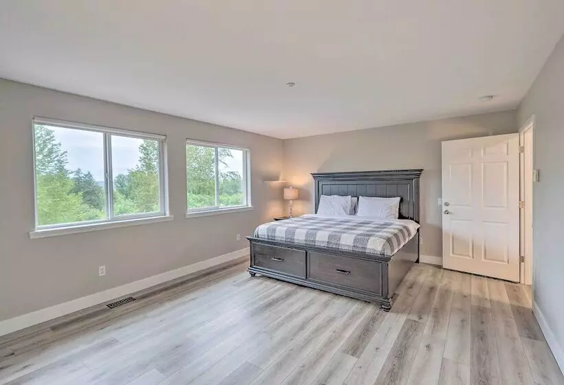 Spacious Kent Home: Great For Large Families!