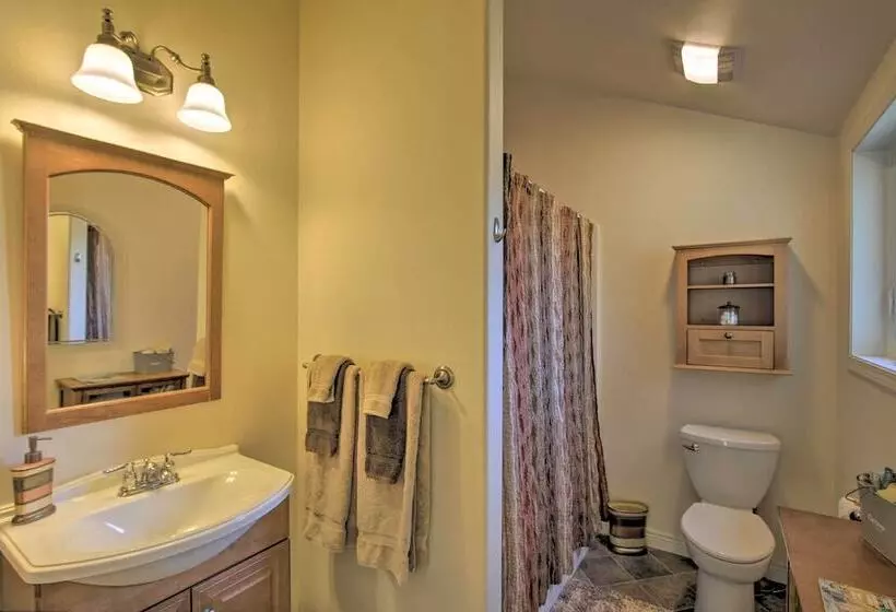 Spacious Port Angeles House W/ Hot Tub & Game Room