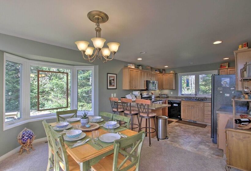 Spacious Port Angeles House W/ Hot Tub & Game Room