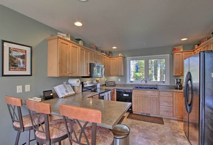 Spacious Port Angeles House W/ Hot Tub & Game Room