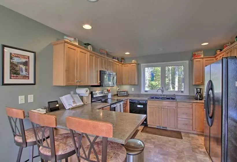 Spacious Port Angeles House W/ Hot Tub & Game Room