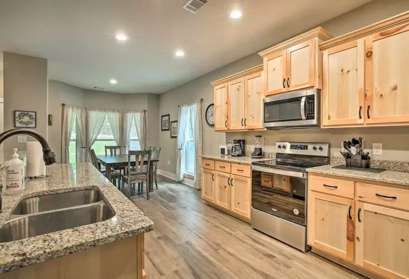 Tallassee Creekside Cabin W/ Forest Views!