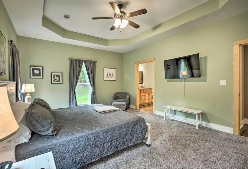 Tallassee Creekside Cabin W/ Forest Views!