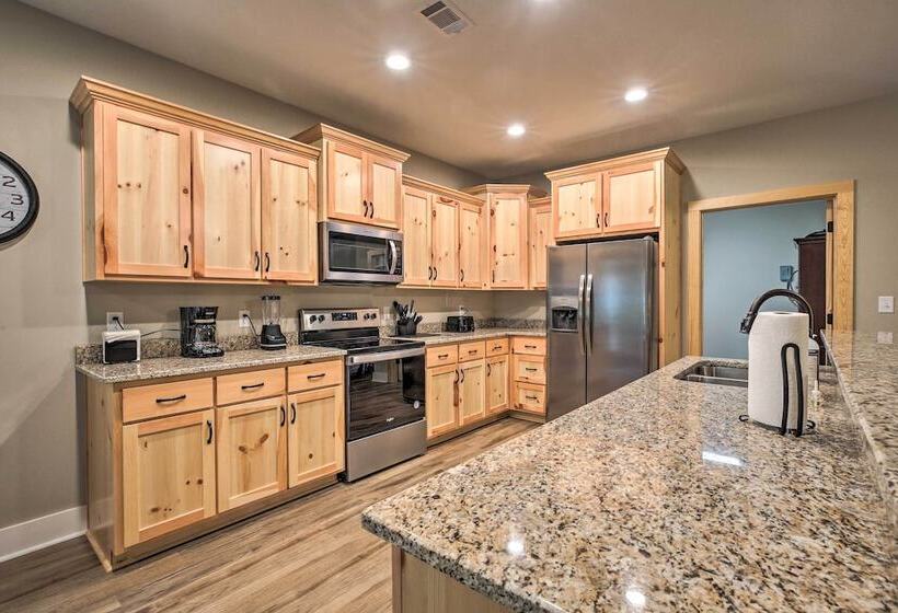 Tallassee Creekside Cabin W/ Forest Views!