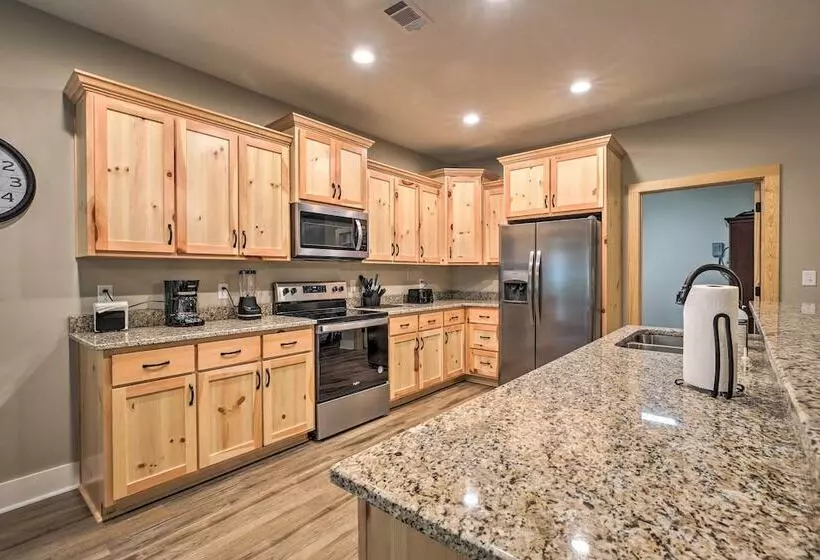 Tallassee Creekside Cabin W/ Forest Views!