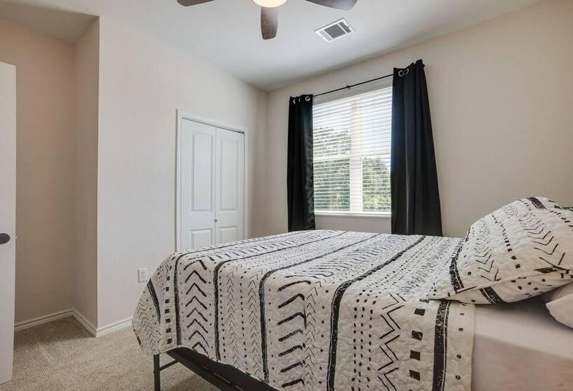 Livingston Retreat W/ Patio & Charcoal Grill