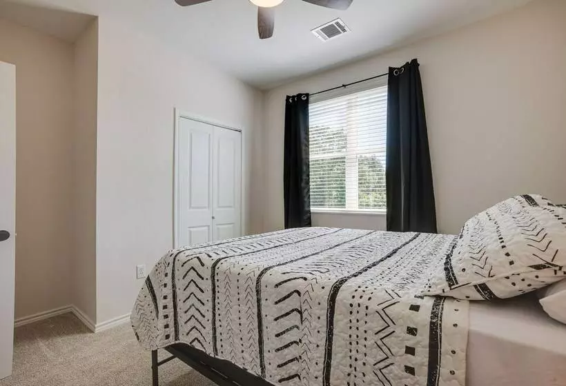 Livingston Retreat W/ Patio & Charcoal Grill