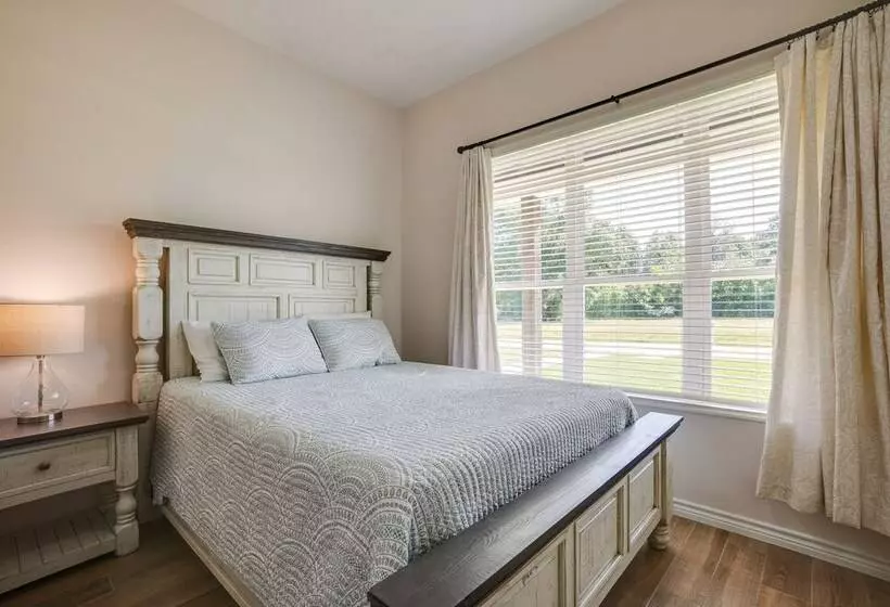 Livingston Retreat W/ Patio & Charcoal Grill