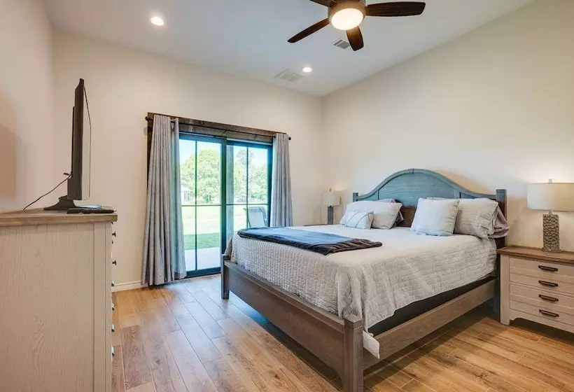 Livingston Retreat W/ Patio & Charcoal Grill