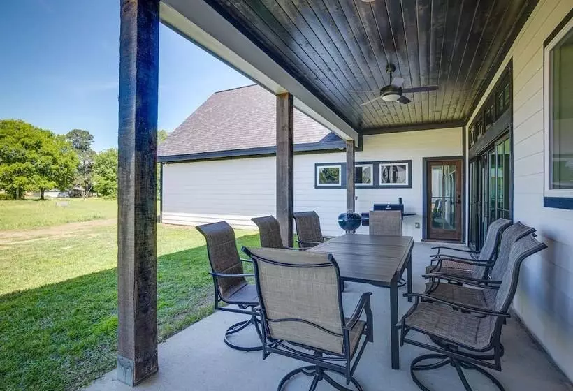 Livingston Retreat W/ Patio & Charcoal Grill