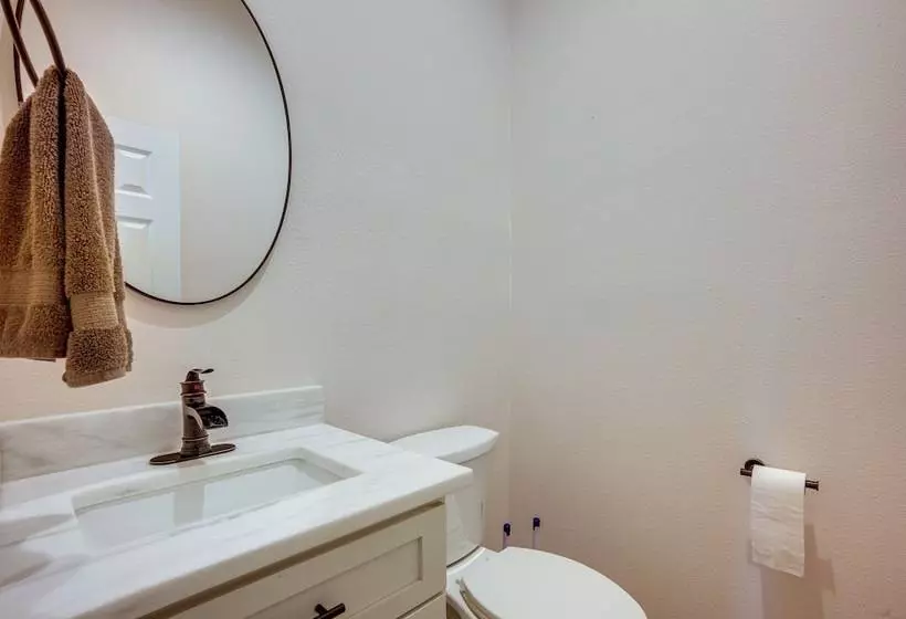 Livingston Retreat W/ Patio & Charcoal Grill