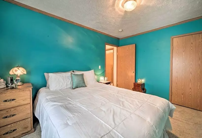 Warm & Inviting Family Home   2 Mi To Golf Course!