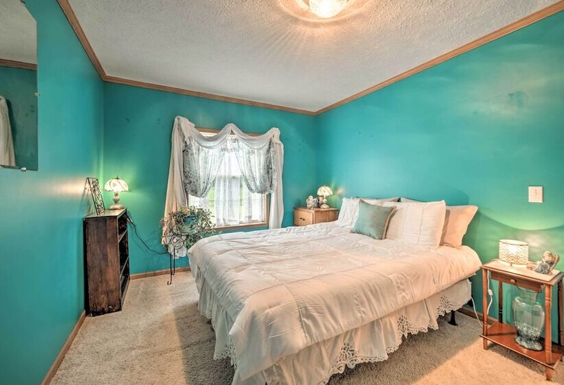 Warm & Inviting Family Home   2 Mi To Golf Course!