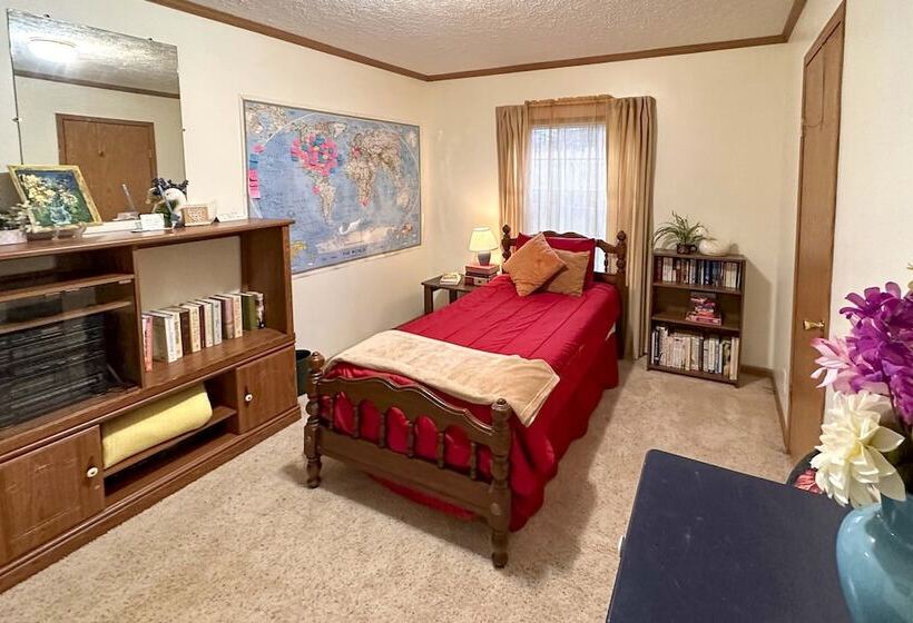 Warm & Inviting Family Home   2 Mi To Golf Course!