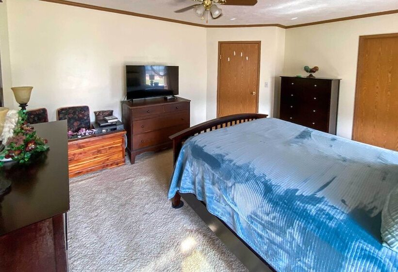 Warm & Inviting Family Home   2 Mi To Golf Course!