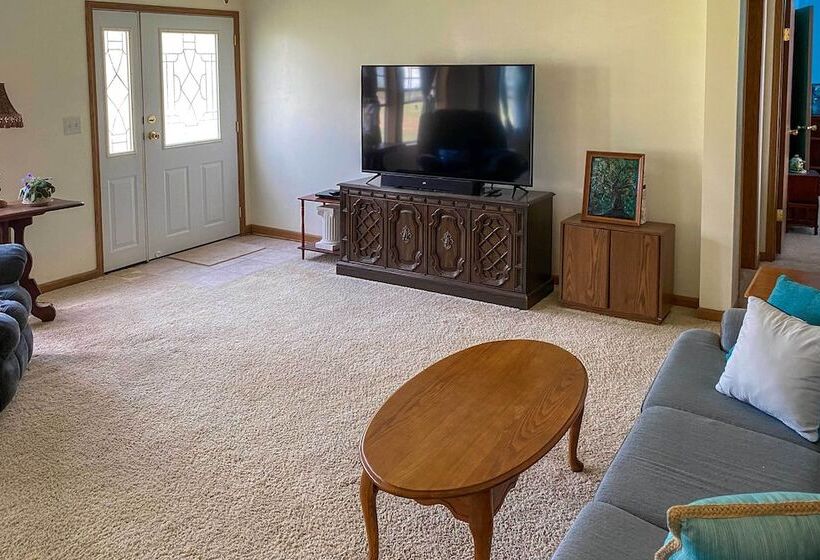 Warm & Inviting Family Home   2 Mi To Golf Course!