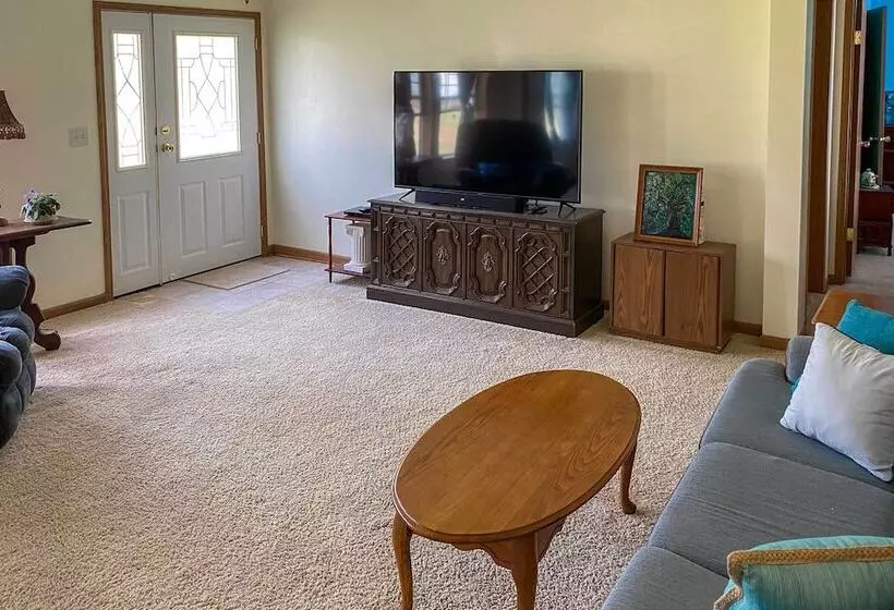 Warm & Inviting Family Home   2 Mi To Golf Course!