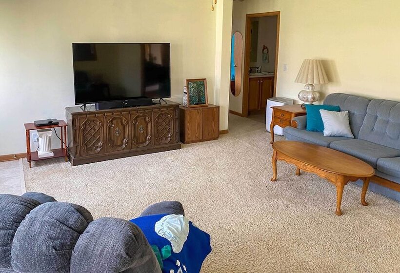 Warm & Inviting Family Home 2 Mi To Golf Course!