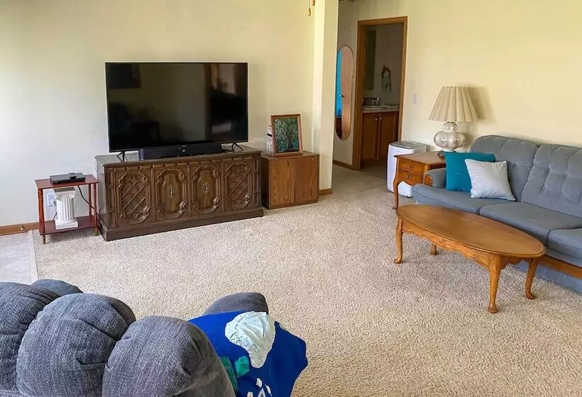 Warm & Inviting Family Home   2 Mi To Golf Course!