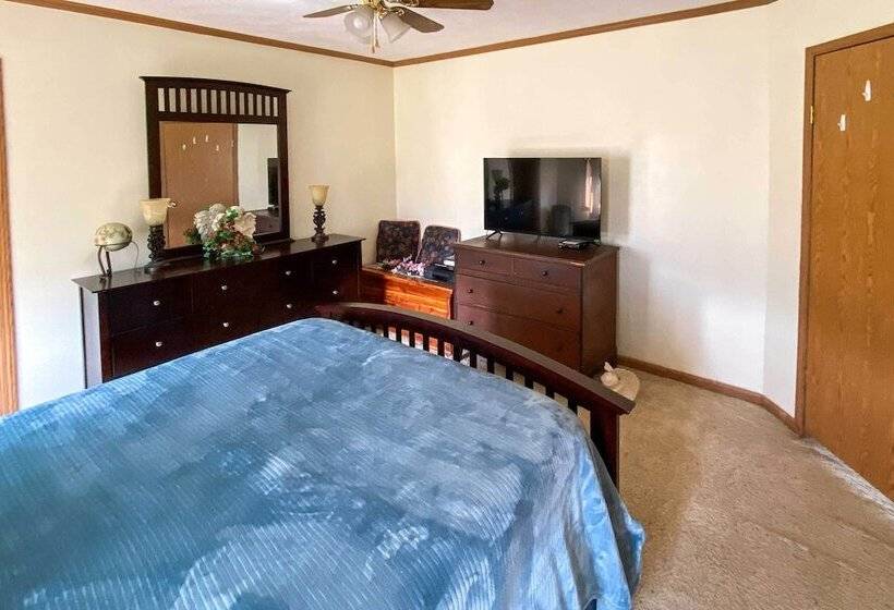 Warm & Inviting Family Home   2 Mi To Golf Course!