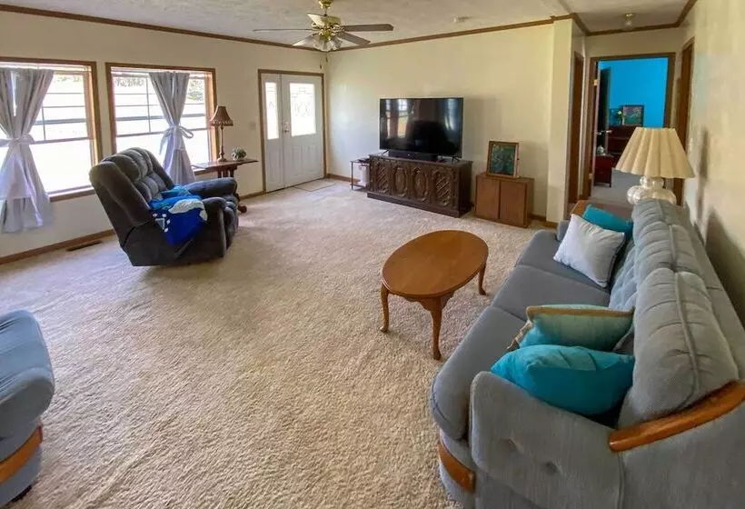 Warm & Inviting Family Home   2 Mi To Golf Course!