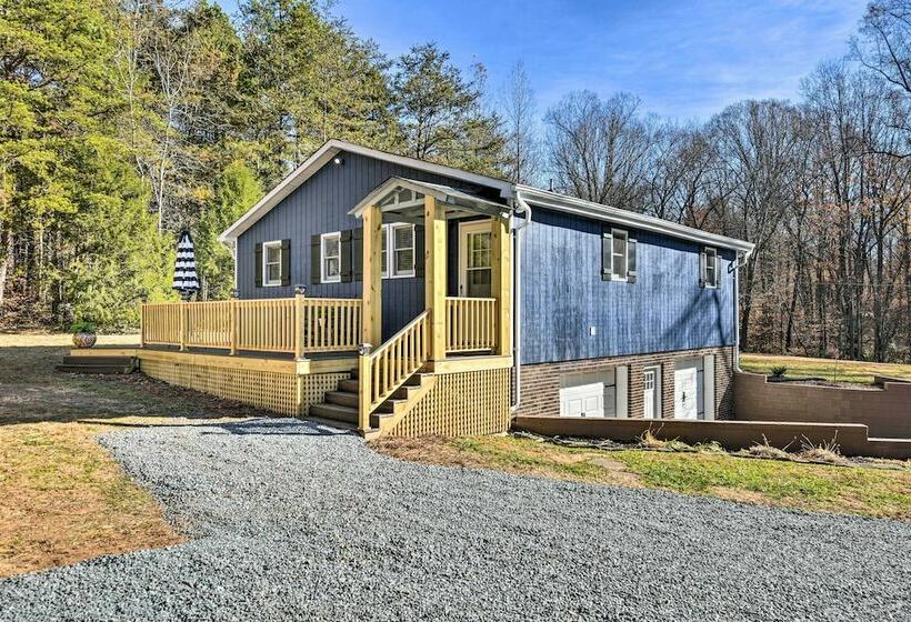 Charming Yadkin Valley Cottage W/ Deck & Yard