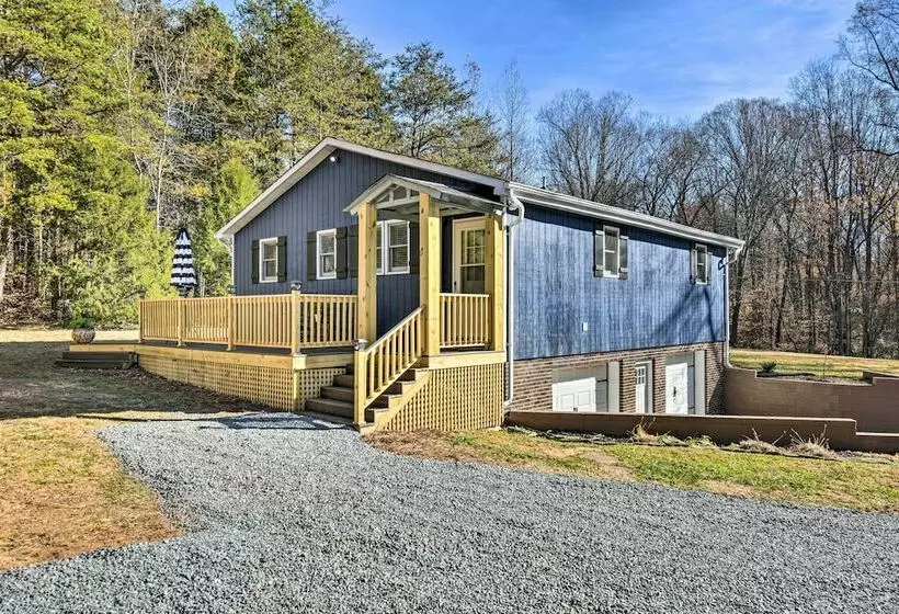 Charming Yadkin Valley Cottage W/ Deck & Yard