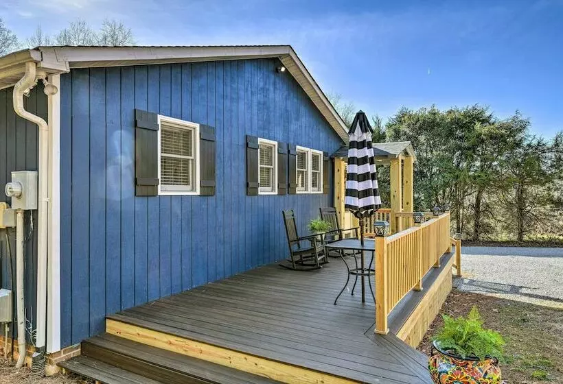 Charming Yadkin Valley Cottage W/ Deck & Yard