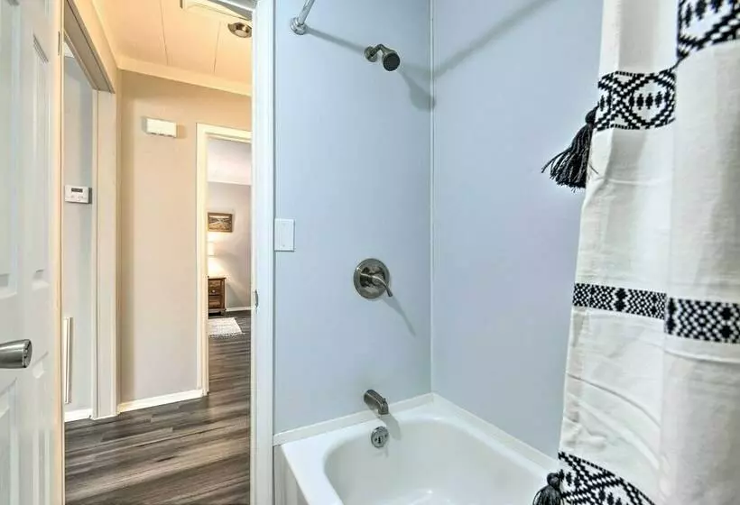 Charming Yadkin Valley Cottage W/ Deck & Yard