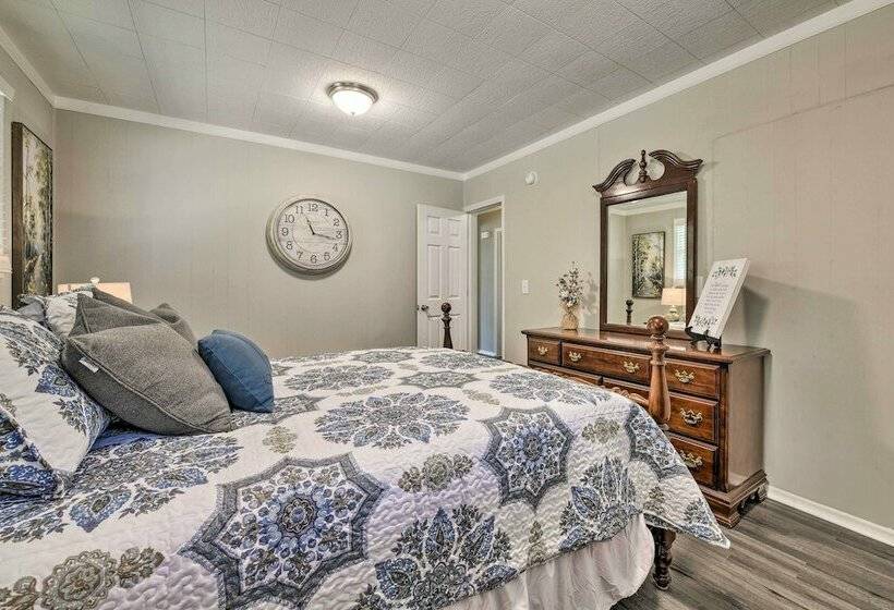 Charming Yadkin Valley Cottage W/ Deck & Yard