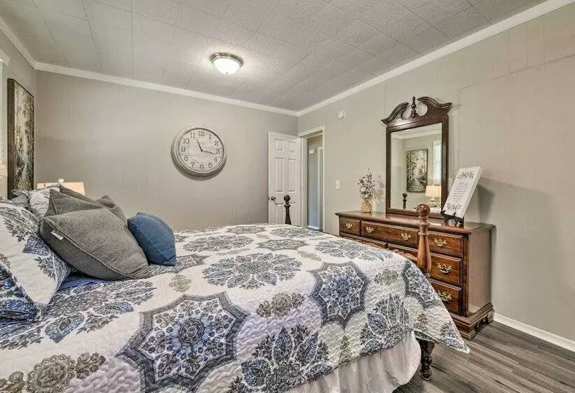 Charming Yadkin Valley Cottage W/ Deck & Yard