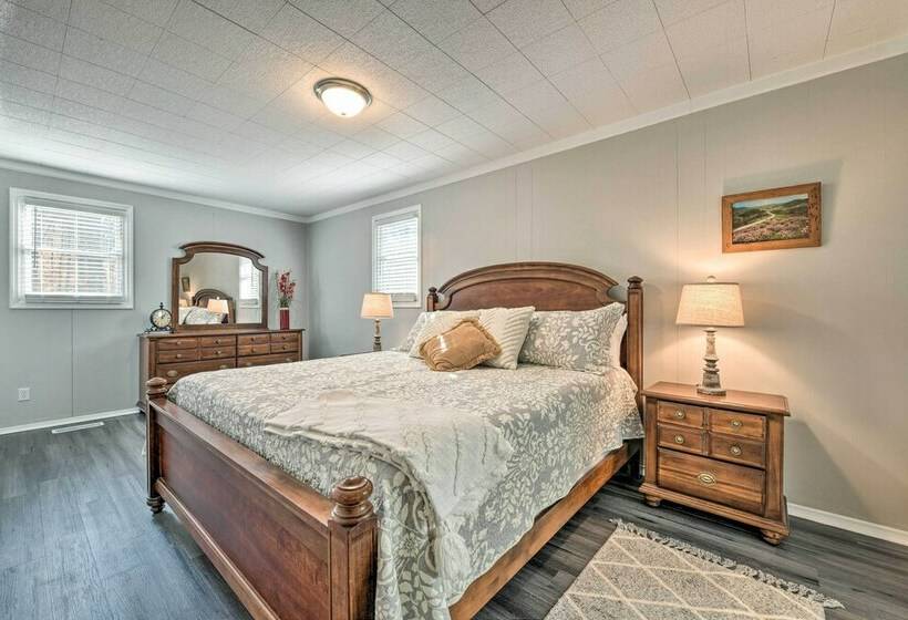 Charming Yadkin Valley Cottage W/ Deck & Yard