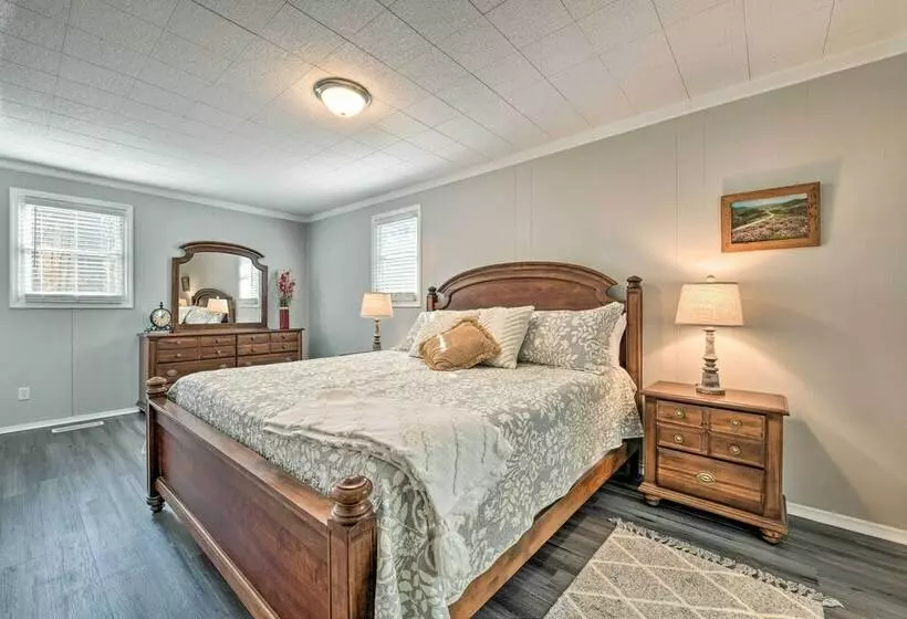 Charming Yadkin Valley Cottage W/ Deck & Yard