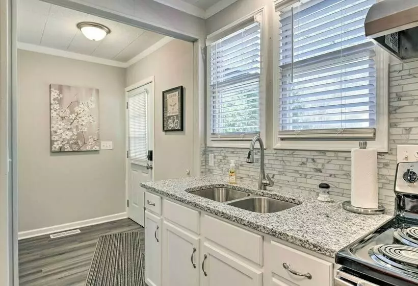 Charming Yadkin Valley Cottage W/ Deck & Yard