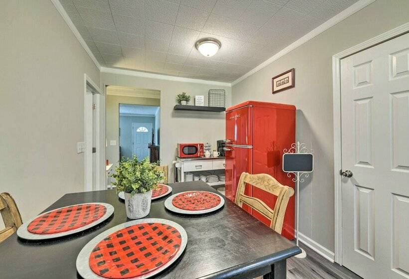 Charming Yadkin Valley Cottage W/ Deck & Yard