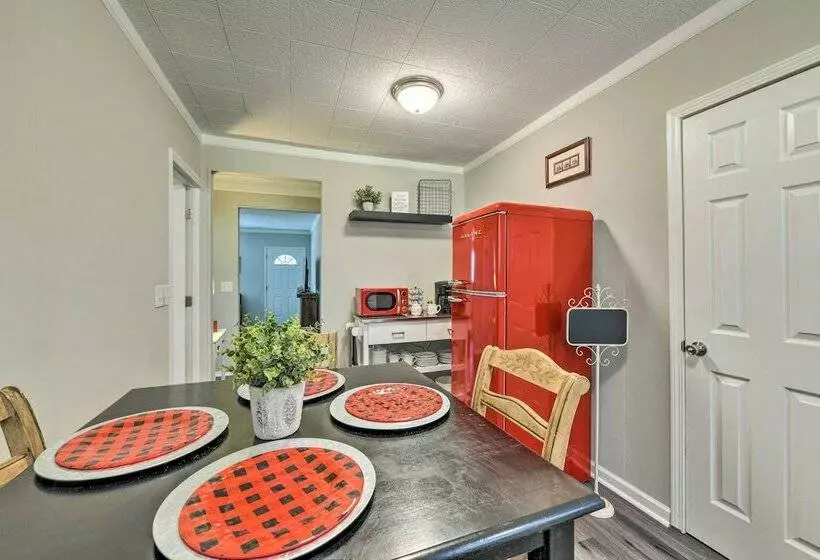 Charming Yadkin Valley Cottage W/ Deck & Yard