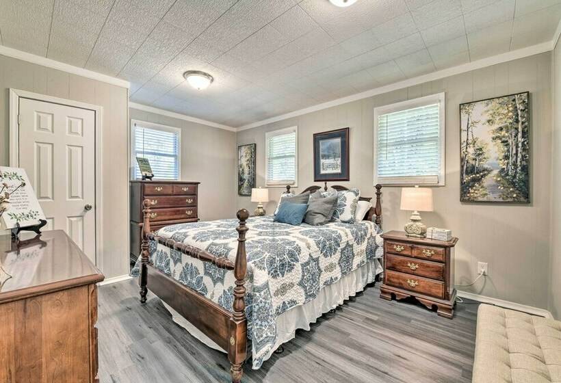 Charming Yadkin Valley Cottage W/ Deck & Yard