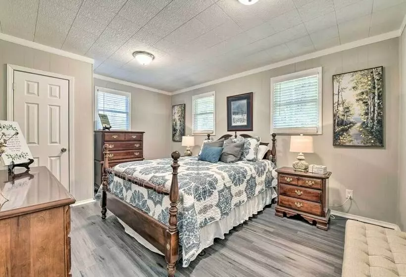 Charming Yadkin Valley Cottage W/ Deck & Yard